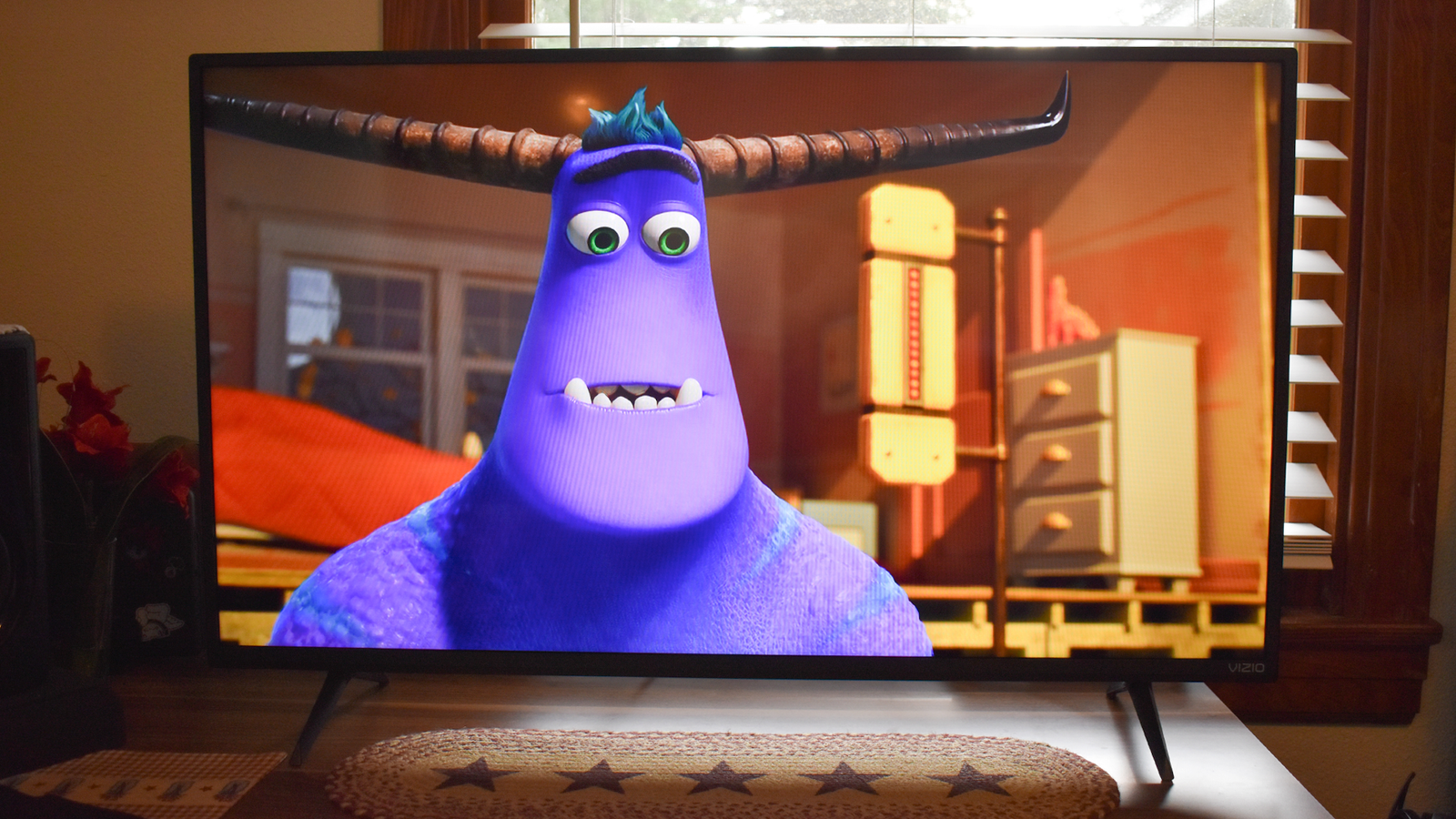 Le téléviseur Vizio jouant à Monsters Inc