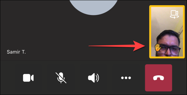 Vous verrez une bordure jaune autour de votre flux vidéo et un emoji de main.