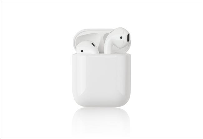 Apple Airpods dans leur étui.