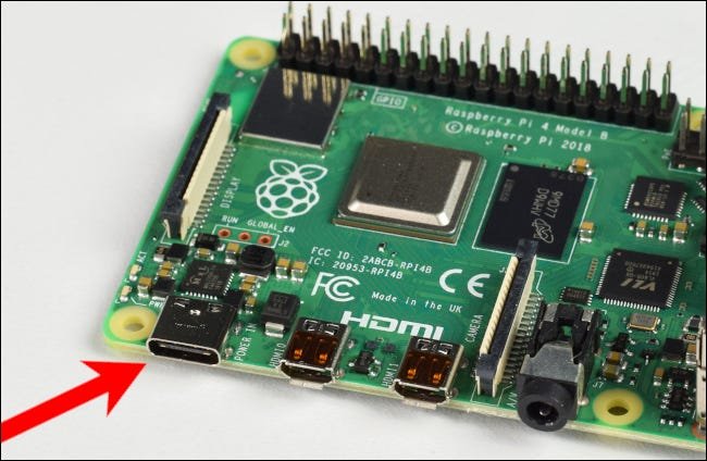 Connectez le cordon USB au port d'alimentation de votre Raspberry Pi