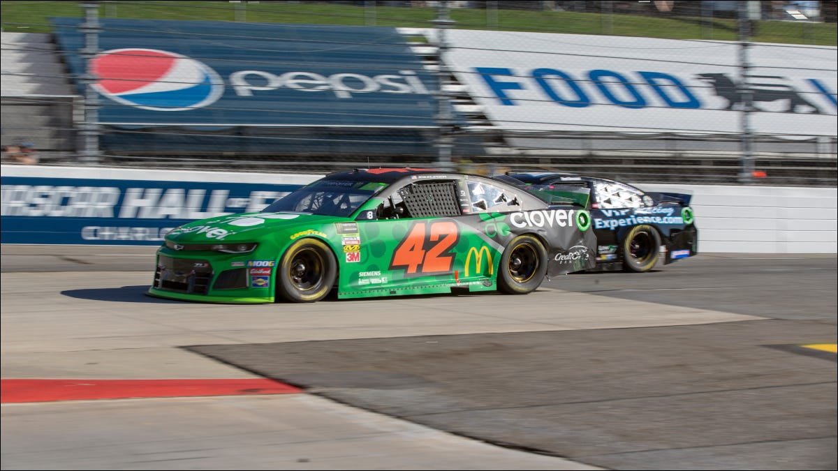 Deux coureurs Nascar accélérant sur une piste