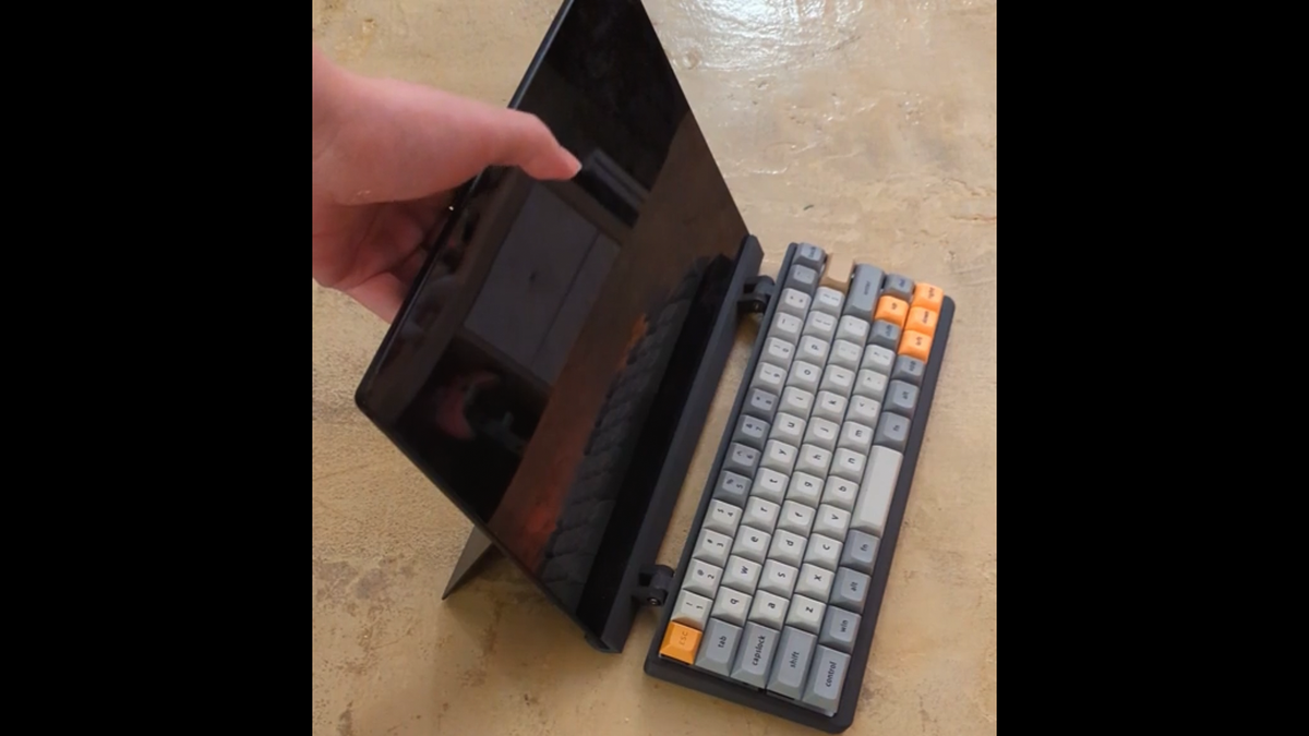 La couverture de type clavier mécanique personnalisé sur une tablette Surface.