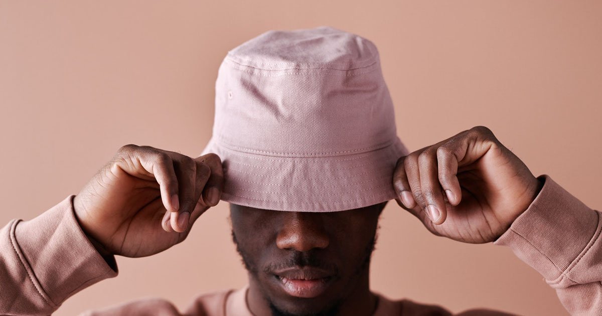 homme portant un chapeau de seau rose