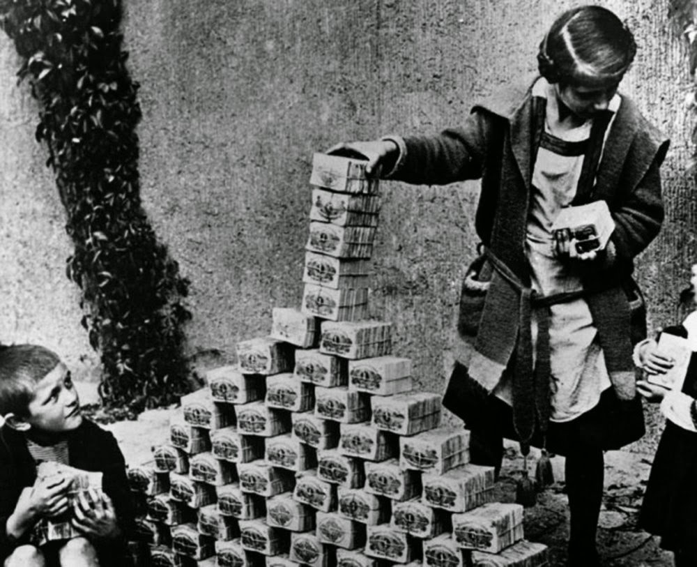 L'hyper-inflation après la Première Guerre mondiale, les enfants jouent avec des briques de trésorerie