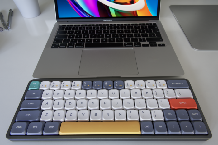 NuPhy Air60 côté MacBook Air