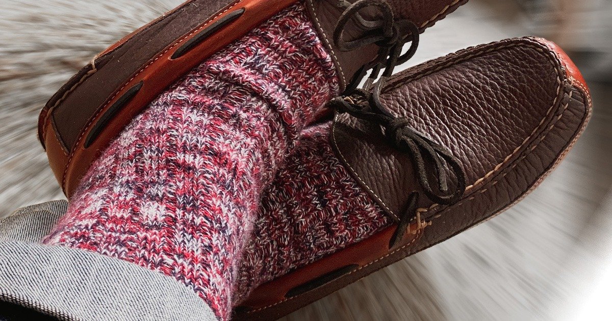 Libre de chaussettes et pantoufles en laine rouge