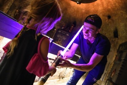 ANAHEIM, CA - 29 OCTOBRE : Dans cette photo fournie par Disneyland Resort, l'acteur Hayden Christe...
