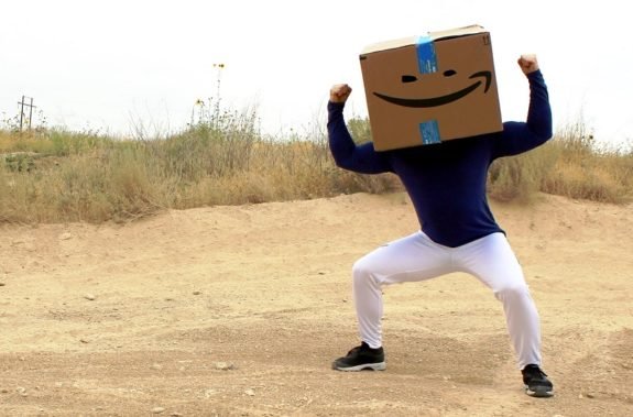 Boîte Amazon sur la tête de l'homme