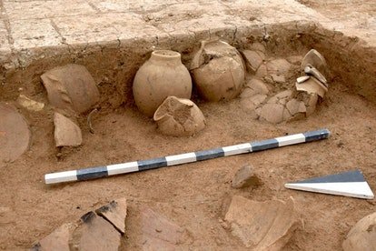 Des récipients en poterie, dans lesquels des tablettes cunéiformes étaient stockées, se tiennent dans le coin d'une pièc...