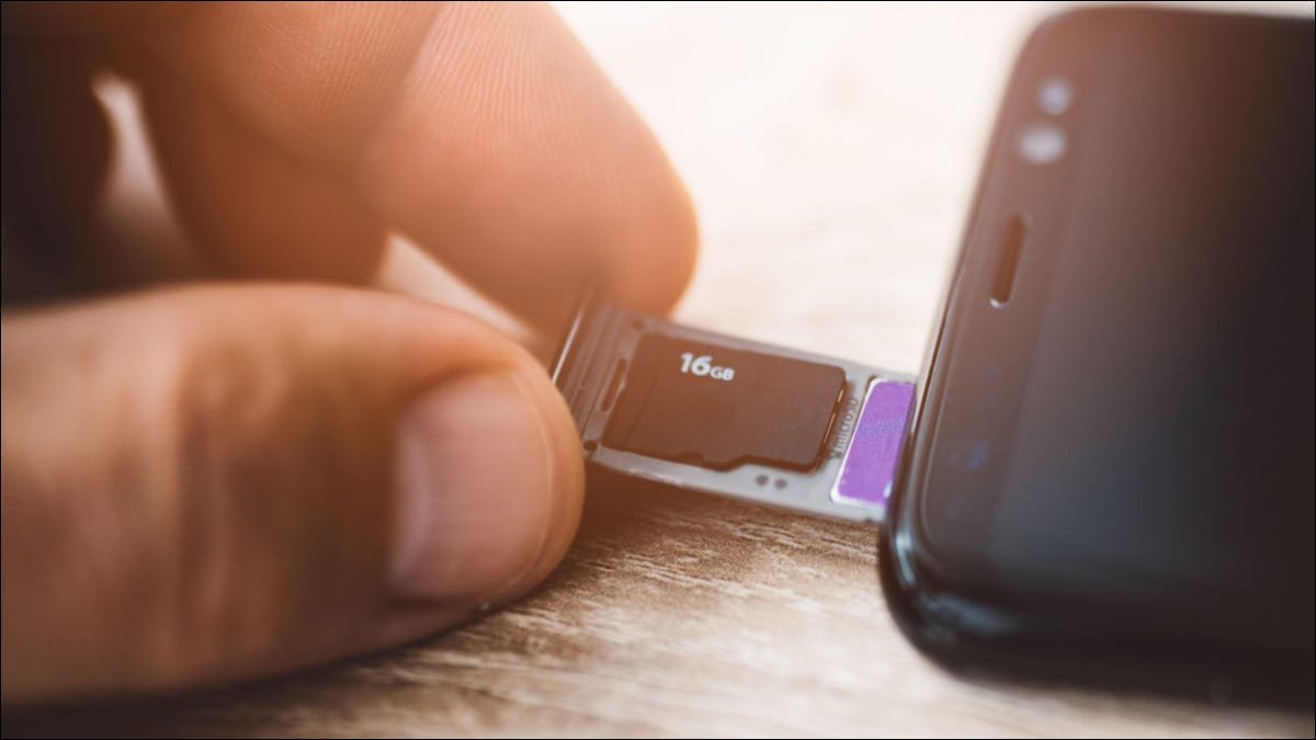 Téléphone avec carte microSD.