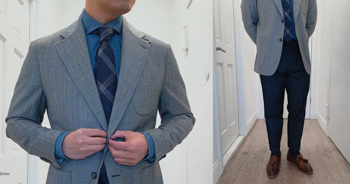 Libre de l'homme veste de costume à carreaux gris chemise bleue cravate à carreaux bleu et pantalon foncé et chaussures marron