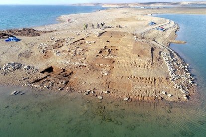 Vue aérienne des fouilles de Kemune avec une architecture de l'âge du bronze en partie submergée dans le lac