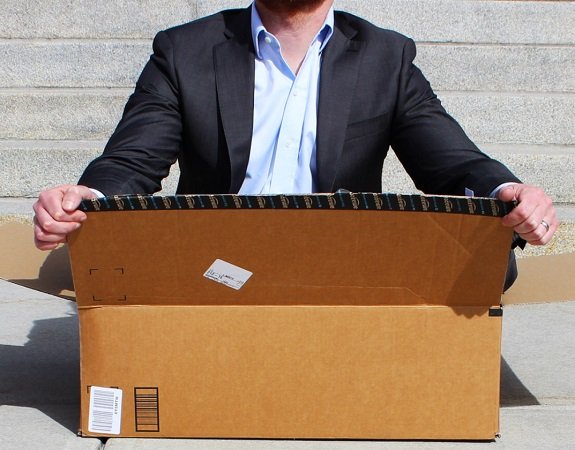Homme dans la boîte d'Amazon