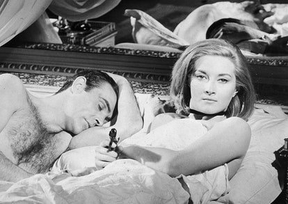 L'acteur écossais Sean Connery est au lit avec l'actrice italienne Daniela Bianchi dans une photo du Jam...