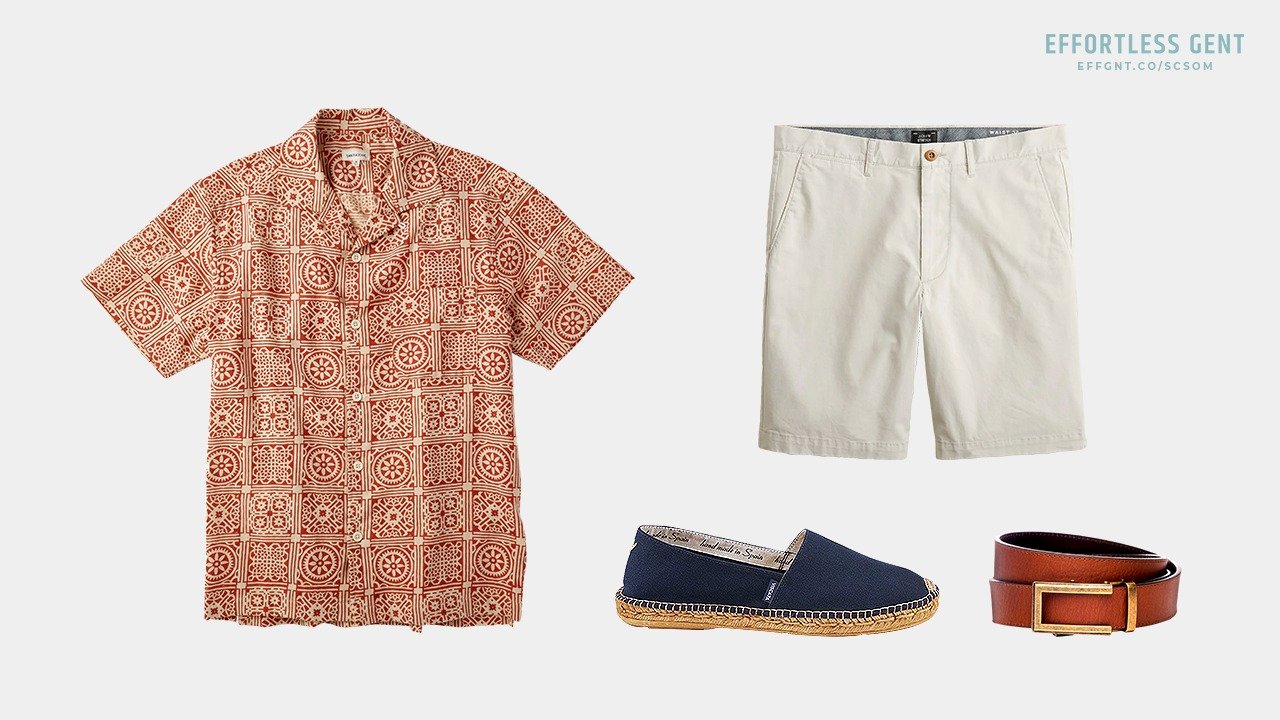 tenue flatlay avec chemise à motif rouge short blanc espadrilles marine et ceinture beige