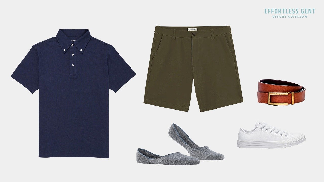 tenue flatlay avec polo bleu marine short olive chaussettes invisibles baskets blanches et ceinture beige