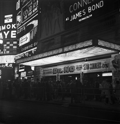 Files d'attente à l'extérieur du cinéma au London Pavilion, Piccadilly Circus, pour voir le premier film de James Bond 'D...