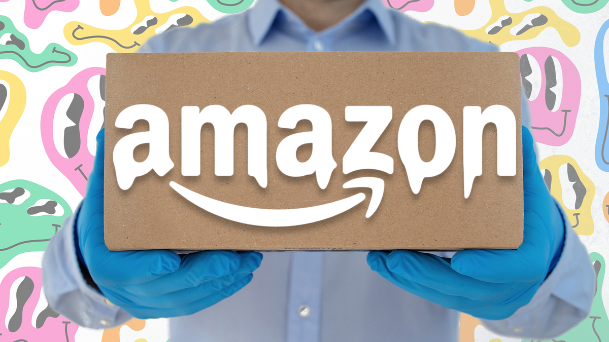 Un homme tenant une boîte Amazon avec un logo fondant et un arrière-plan planant.