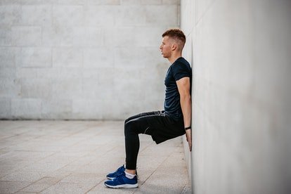 Un homme faisant un mur s'asseoir.