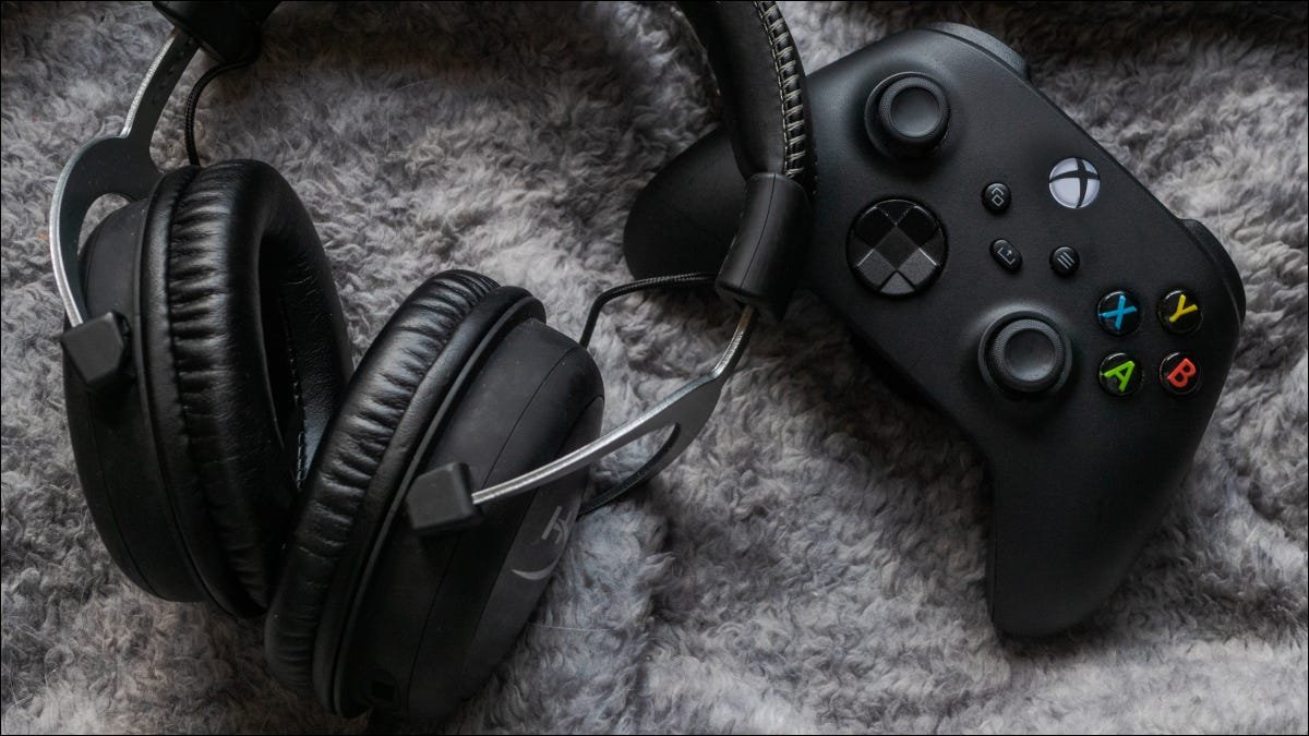 Une manette Xbox Series X sur un tapis shaggy à côté d'un casque sans fil