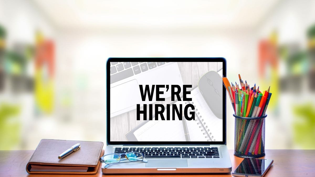 Un ordinateur avec les mots "Nous embauchons" sur l'écran