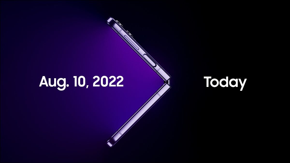 Une photo latérale d'un téléphone pliable, avec le texte "10 août 2022" d'un côté et "aujourd'hui" de l'autre