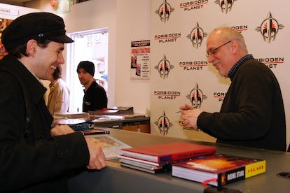 J. Michael Straczynski pendant J. Michael Straczynski signe des copies de son livre "L'incroyable Spider-Ma...