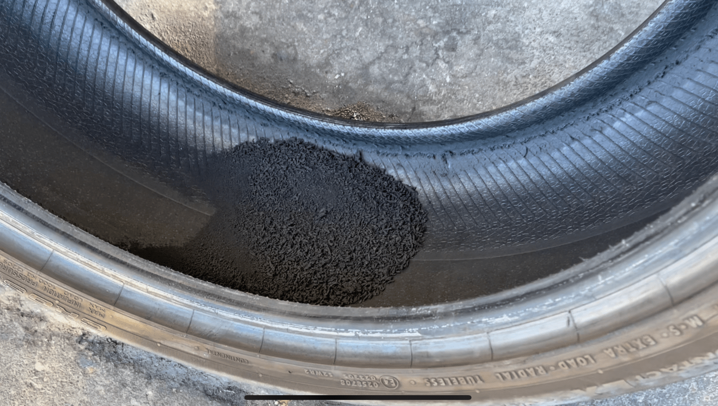 pneu crevé avec caoutchouc à l'intérieur et paroi latérale déchiquetée