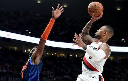 PORTLAND, OREGON – 23 AVRIL: Damian Lillard # 0 des Portland Trail Blazers frappe un tir au-dessus de Jerami …