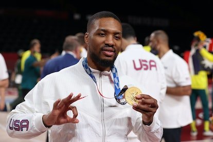 Damian Lillard # 6 de l'équipe des États-Unis pose pour des photos avec sa médaille d'or lors de l'épreuve masculine ...