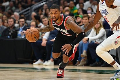 SEATTLE, WASHINGTON – 03 OCTOBRE: Damian Lillard # 0 des Portland Trail Blazers se rend au bask ...