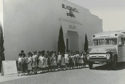 Les enfants de l'école Blackwell alignés à côté du bus scolaire
