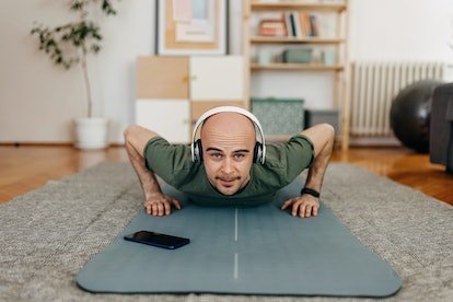 Un homme faisant des pompes à la maison.