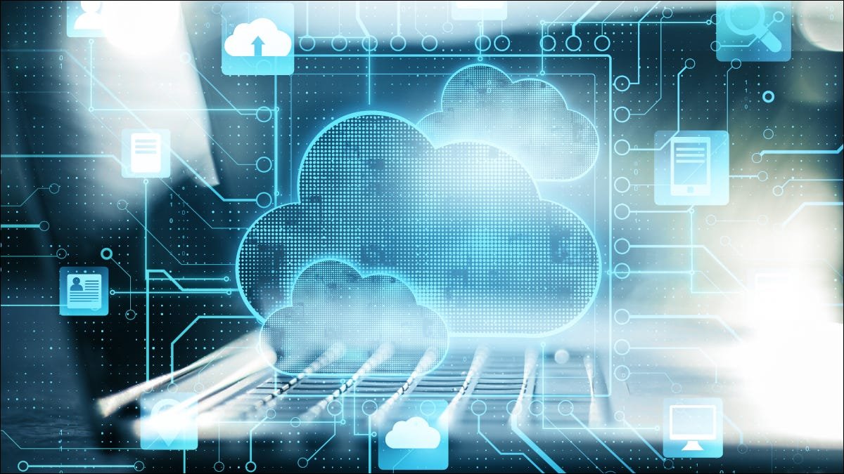 Illustration d'un symbole de nuage superposé sur un clavier d'ordinateur portable