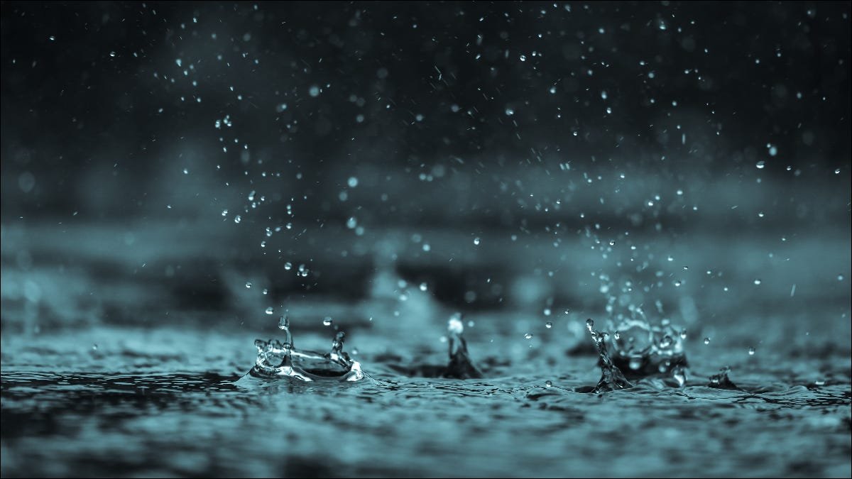 Pluie tombant et rebondissant sur un sol