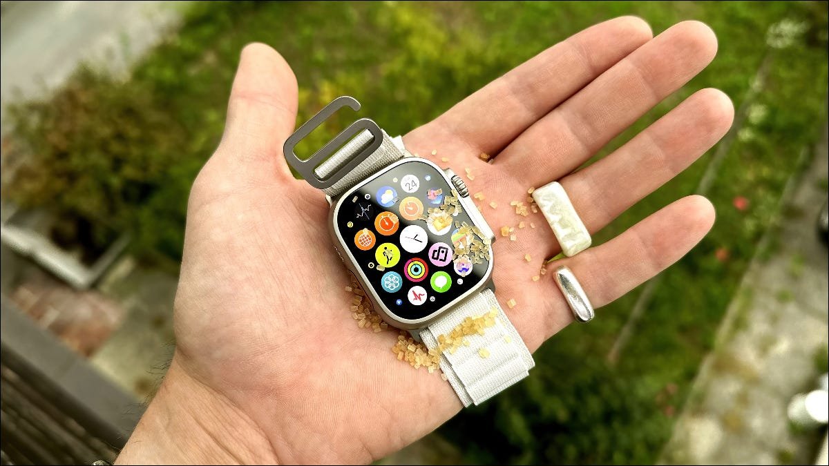 Un homme tenant une Apple Watch dans sa paume