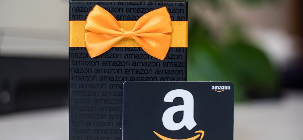 Un paquet emballé et une carte-cadeau Amazon.