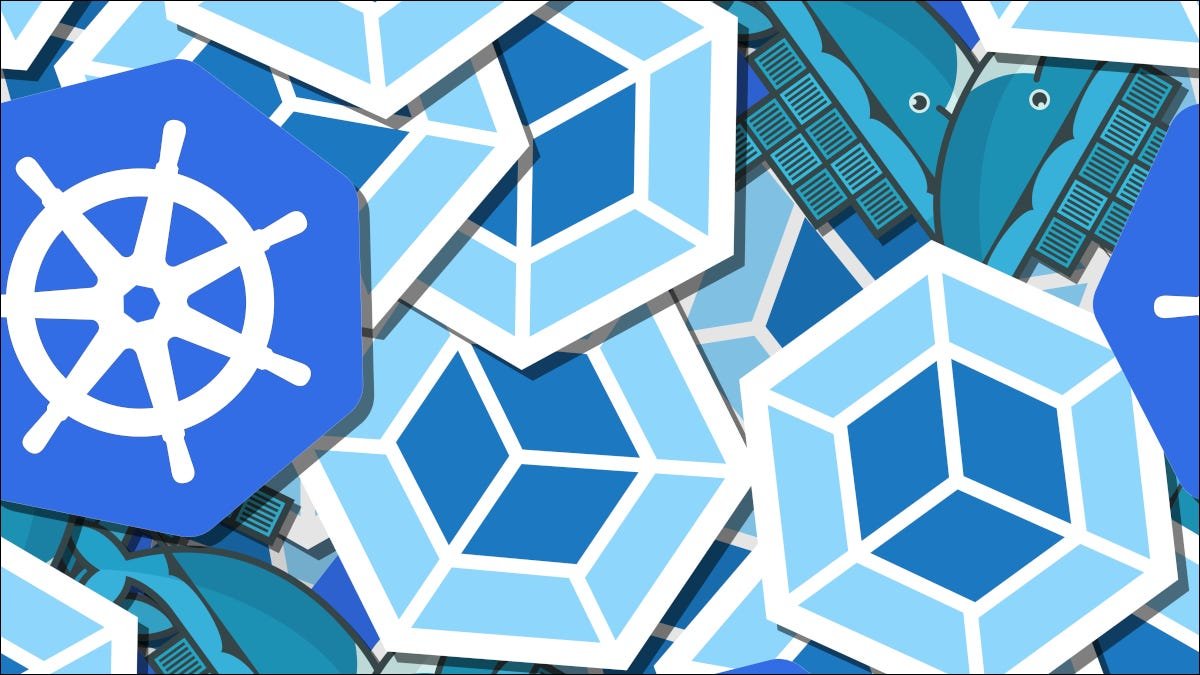 Graphique montrant le logo Kubernetes superposé sur des formes hexagonales colorées