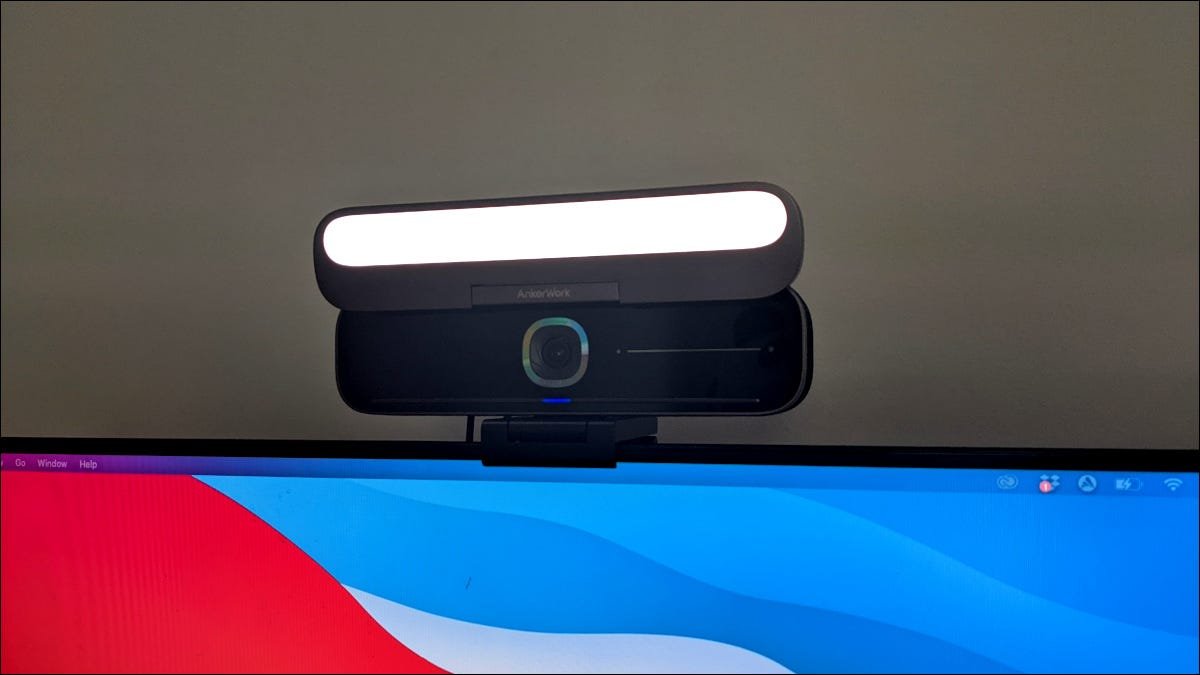 Une webcam sur un moniteur.