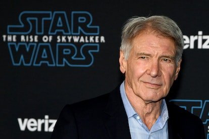 HOLLYWOOD, CALIFORNIE - 16 DÉCEMBRE : l'acteur Harrison Ford assiste à la première de Disney's "Guerre des étoiles...
