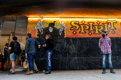 NEW YORK, NEW YORK - 26 OCTOBRE : Les gens font la queue devant un magasin Spirit Halloween à Chelsea le...
