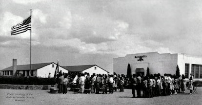 enfants alignés devant l'école Blackwell 