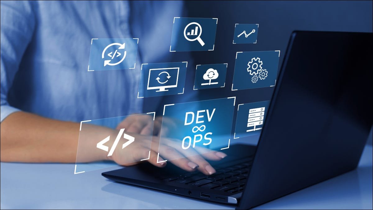 Photo d'une personne tapant sur un ordinateur portable avec des lettres DevOps semblant voler hors de l'écran
