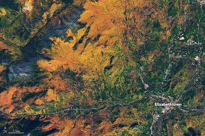 Les feuilles dans les Adirondacks étaient de couleur maximale ou presque maximale pour la saison lorsque l'Operational Land I ...