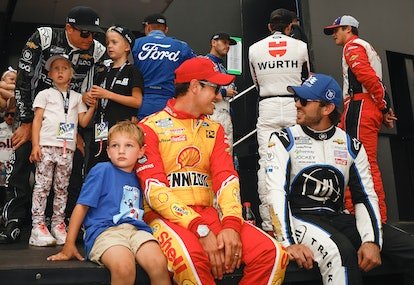 WATKINS GLEN, NEW YORK - 21 AOÛT : Joey Logano, conducteur de la #22 Shell Pennzoil Ford, (L) et fils...