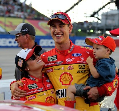 DARLINGTON, SC - 01 SEPTEMBRE : Joey Logano, Team Penske, Ford Mustang Shell Pennzoil (22) avec sa femme ...