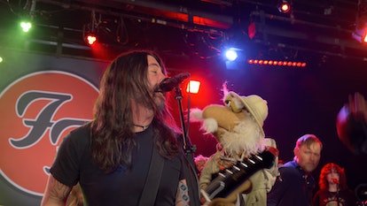 Foo Fighters et Oncle Traveling Matt dans 