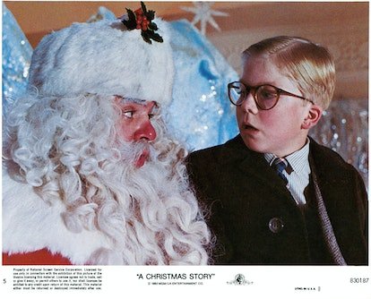 Peter Billingsley est assis sur les genoux du Père Noël dans une scène du film 