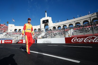 LOS ANGELES, CALIFORNIE - 06 FÉVRIER : Joey Logano, conducteur de la #22 Shell Pennzoil Ford, parcourt le...