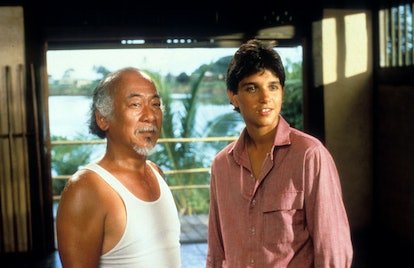 Pat Morita et Ralph Macchio dans une scène du film 'The Karate Kid', 1984. (Photo par Columbia Pic...